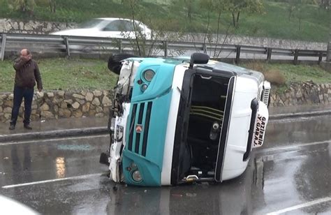 İ­z­m­i­r­­d­e­ ­y­o­l­c­u­ ­m­i­n­i­b­ü­s­ü­ ­d­e­v­r­i­l­d­i­